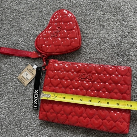 XOXO Womans Red 2 In 1 Rectangle And Heart Puffer Wristlet Set - Picture 5 of 12